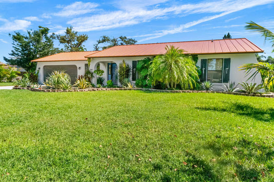 Tropical Oasis feels is a garden paradise w/ 14ft heated hydrotherapy pool/spa