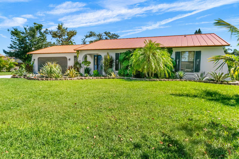 Tropical Oasis feels is a garden paradise w/ 14ft heated hydrotherapy pool/spa