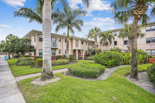 Friendly Native Unit 507- Fun and relaxation on vibrant St Pete Beach!