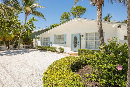 Cozy Cottage - POOL HOME! 3/3