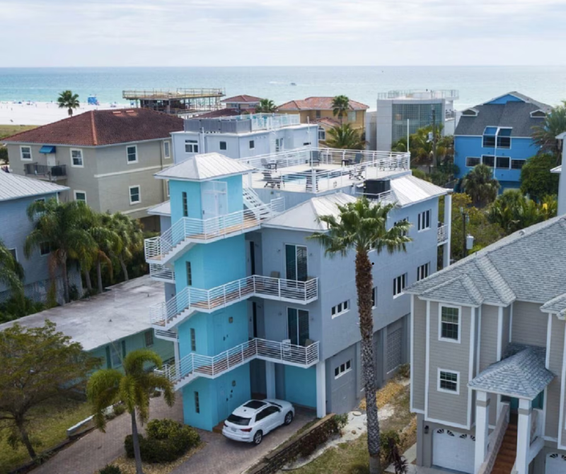 Stunning 3 Bedroom Home with Roof-top Pool on Siesta Key